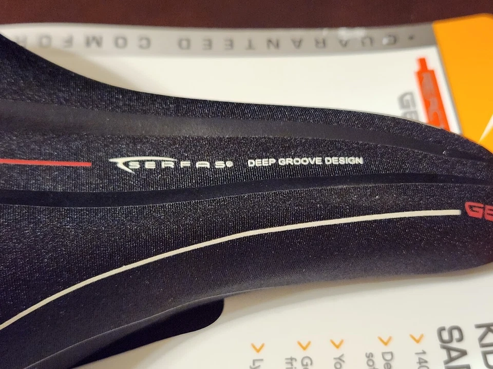 Silla de montar de gel reactiva para niños SERFAS cubierta de lycra diseño negro Deep Grove KS264 NUEVA EN PAQUETE Foto 3 de 4