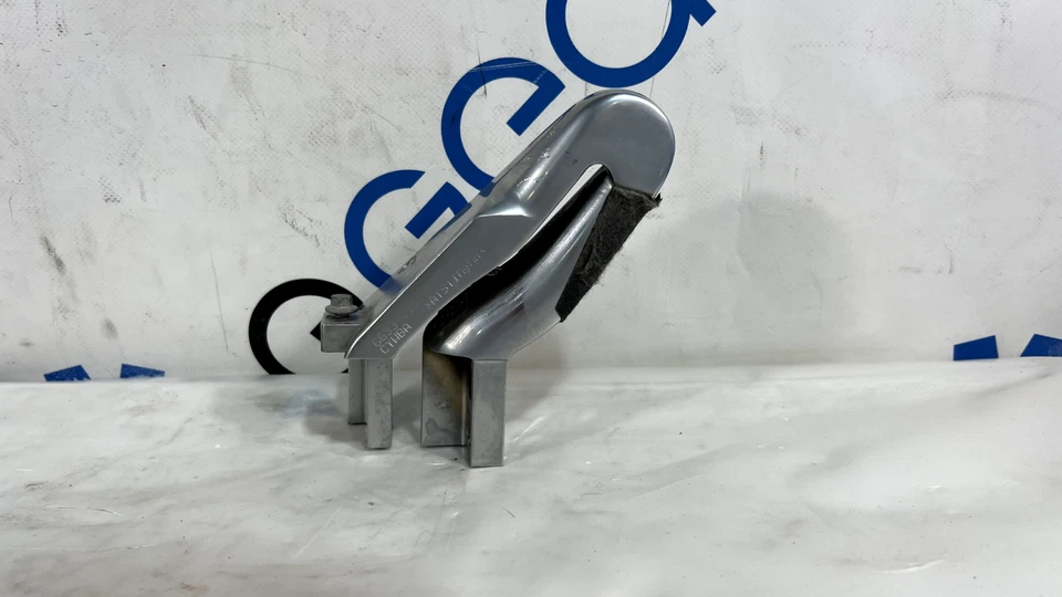 Правая направляющая ремня Aston Martin V8 Vantage для правостороннего ремня 6G33-611B10-B 6G33611B10CA - Изображение 3 из 4