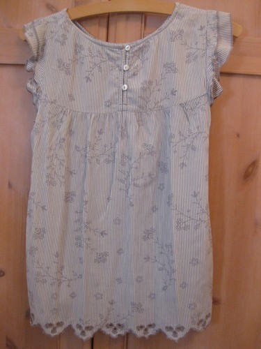 M&Co Petite Grey & White Strip Flower Capped Sleeve Top Size 10 - Picture 2 of 7