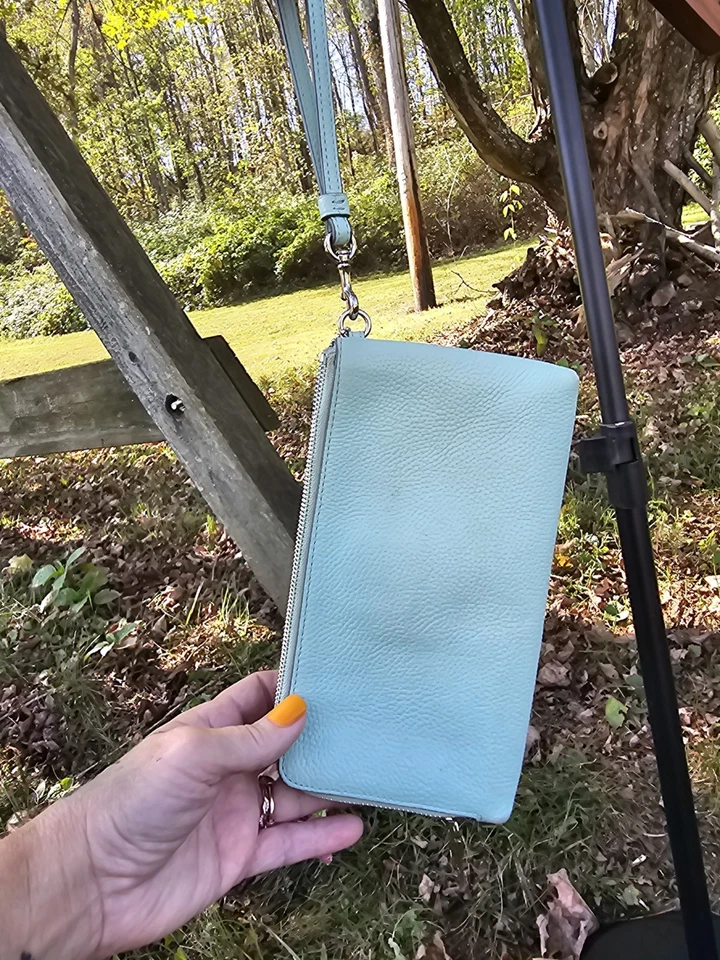 Cartera Coach Doble Cremallera en Cuero Guijarro Espuma de Mar Foto 2 de 4