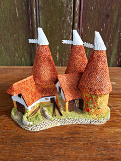 David Winter Triple Oast 1981 Vintage Cottage Hand Painted Handmade.