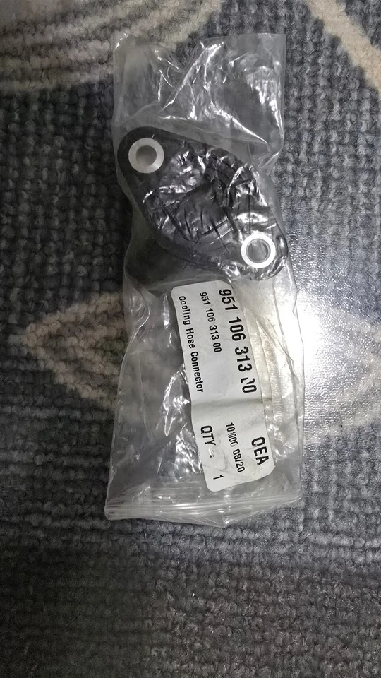 Porsche 944 / 968 Water Pump Fitting Hose To Coolant Expansion Tank 95110631300 - Image 2 of 3