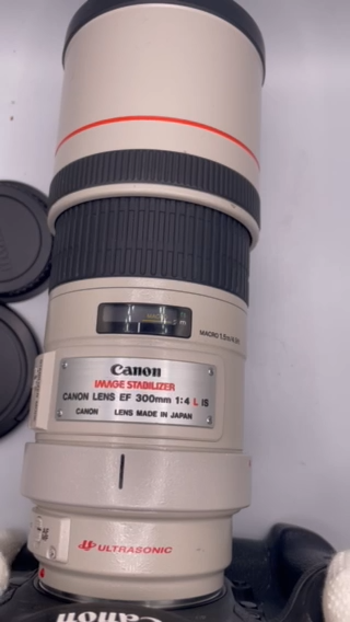 NEAR MINT* Canon EF 300mm f/4 L USM IS Telephoto Prime Lens NEAR MINT* Canon EF 300mm f/4 L USM IS Telephoto Prime Lens