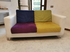 Divano moderno colorato e comodissimo. Misure:90cm x150cm, h.80.Cuscini compresi