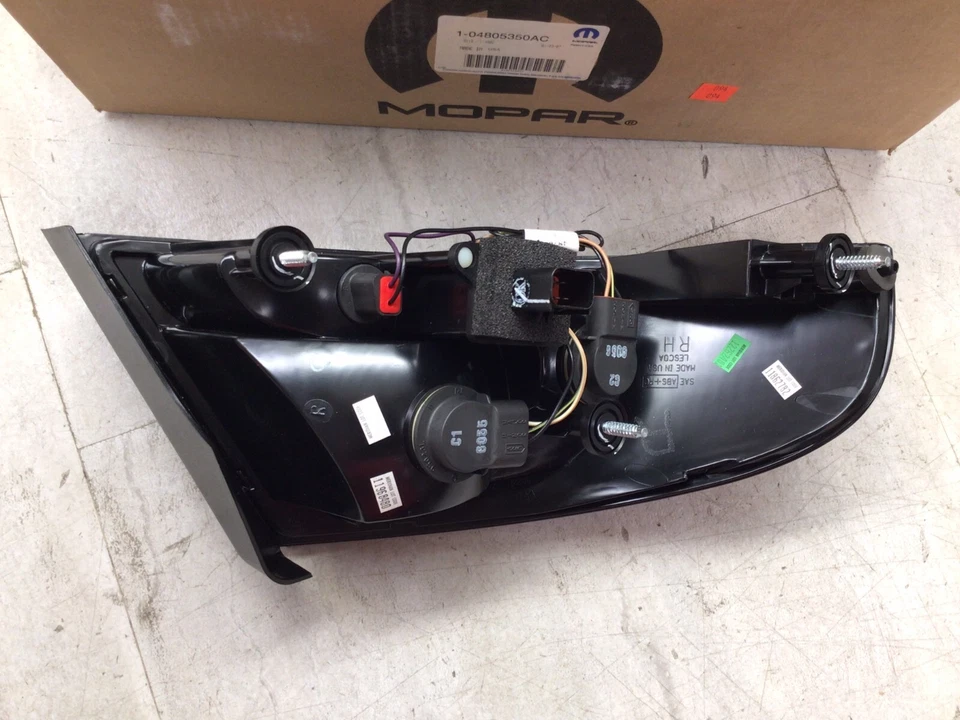 Conjunto de lámpara trasera lateral de pasajero Dodge Stratus 2001-2006 OEM 4805350AC Foto 4 de 4