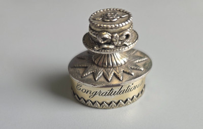 Vintage Pillendose Congratulations Torte Mini Schatulle Versilbert Dose