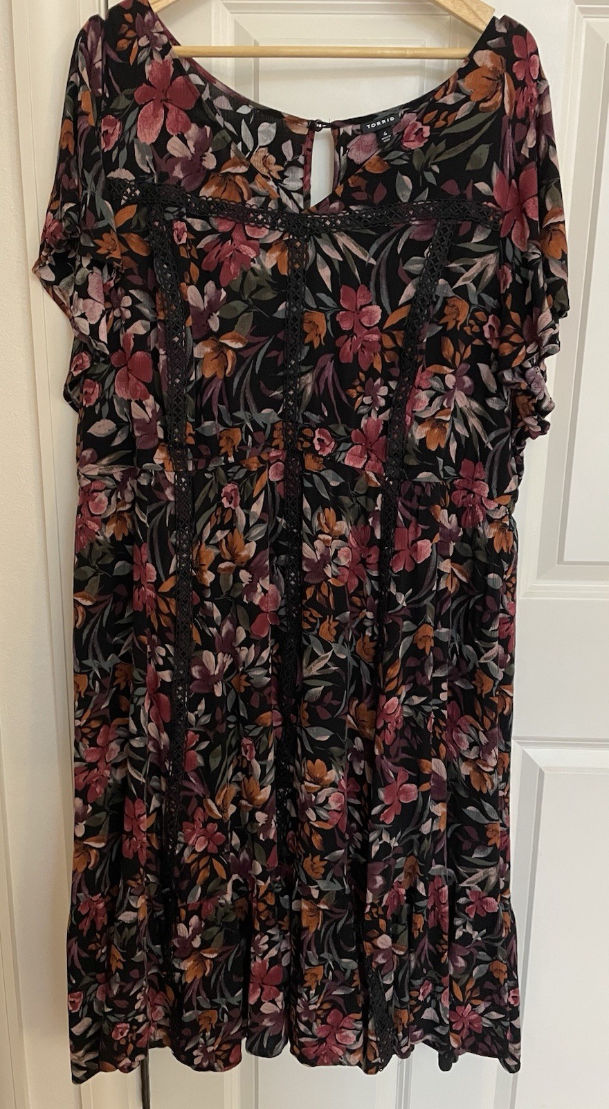 Torrid Dark Floral Midi Dress Sz 4X Crochet Seams Short Sleeve V neck Crinkle