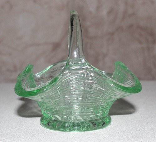 Cesta de vidrio verde claro vintage pequeña 3 1⁄2"" x 3 1⁄2"" Taiwán ¡Bonita! - Imagen 5 de 8
