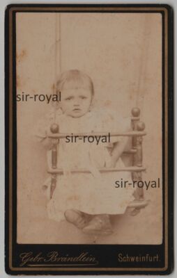 Kleines Mädchen auf einer Schaukel ~ Schweinfurt / Brändlein - Foto CDV
