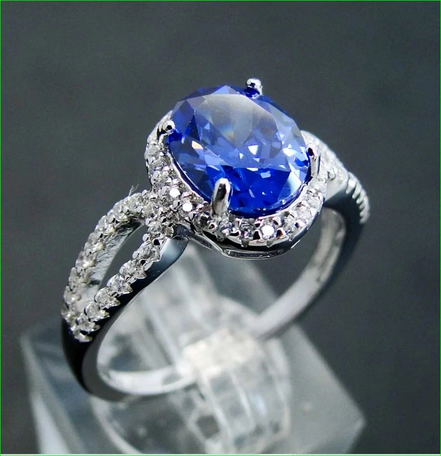 Alianza de compromiso con halo de tanzanita azul corte ovalado de 2 quilates acabado en oro blanco de 14 quilates Foto 3 de 4