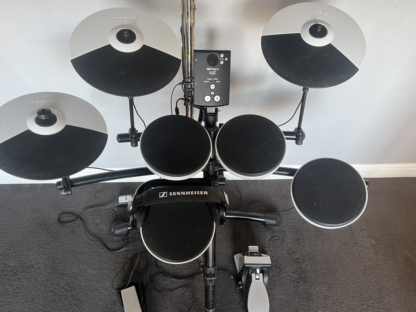 Roland TD1K Electronic V Drum Kit Including KT 10 bass Pedal