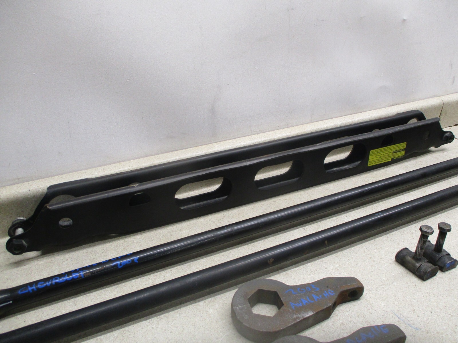 15063980 00 to 06 Silverado Sierra 1500 4x4 Torsion Bars w/ Mount and