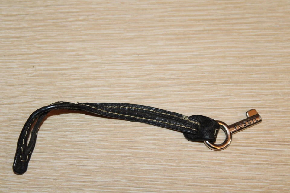 Etiqueta colgante de repuesto de llave redonda pequeña de metal tono plata cuero negro FOSSIL Foto 2 de 3