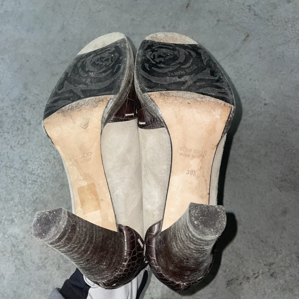 Zapatos de salón de gamuza de cuero en relieve de cocodrilo hechos en Italia para mujer talla 8,5 marrón beige Foto 3 de 4