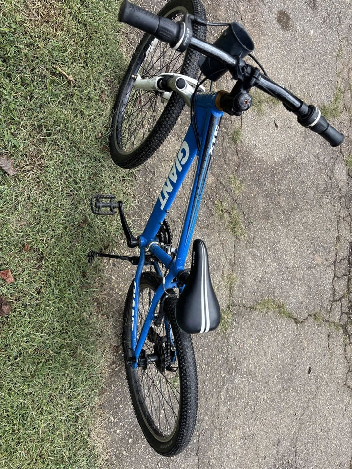 Blue 24inch Wheel Giant Kids Bike Boys Girls -Brakes Are Decent ￼ - Image 3 of 4