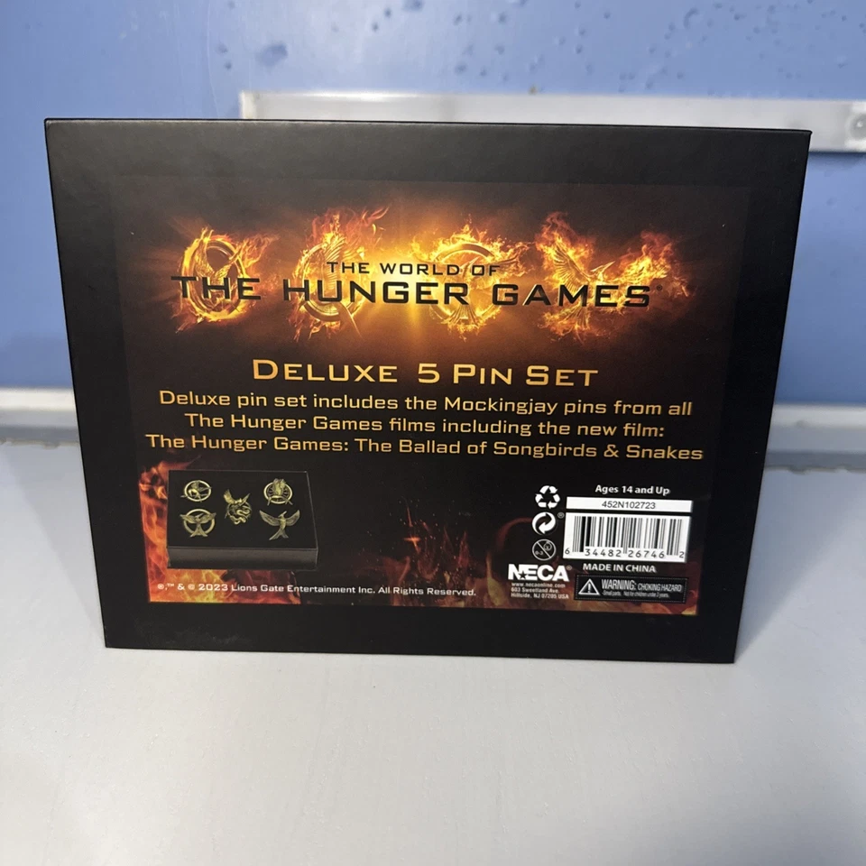 Neca Juegos del Hambre - Réplica de utilería - Juego de 5 pines de lujo Foto 4 de 4