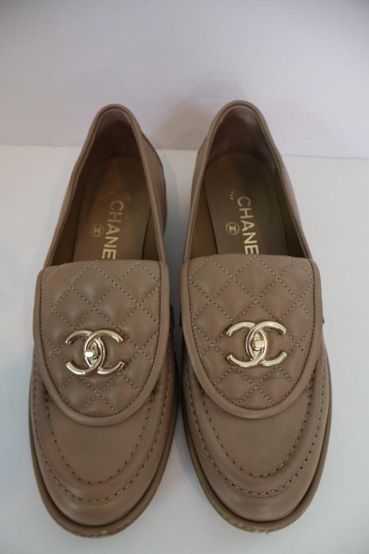 CHANEL Tan Calfskin Quilted Interlocking CC Twist Lock Logo Loafers 39/US 9