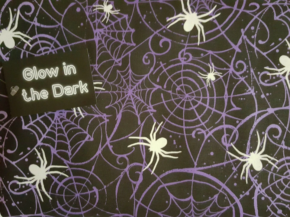Tela negra y tela negra Fat Quarter Brillan en la oscuridad Araña púrpura Foto 2 de 3
