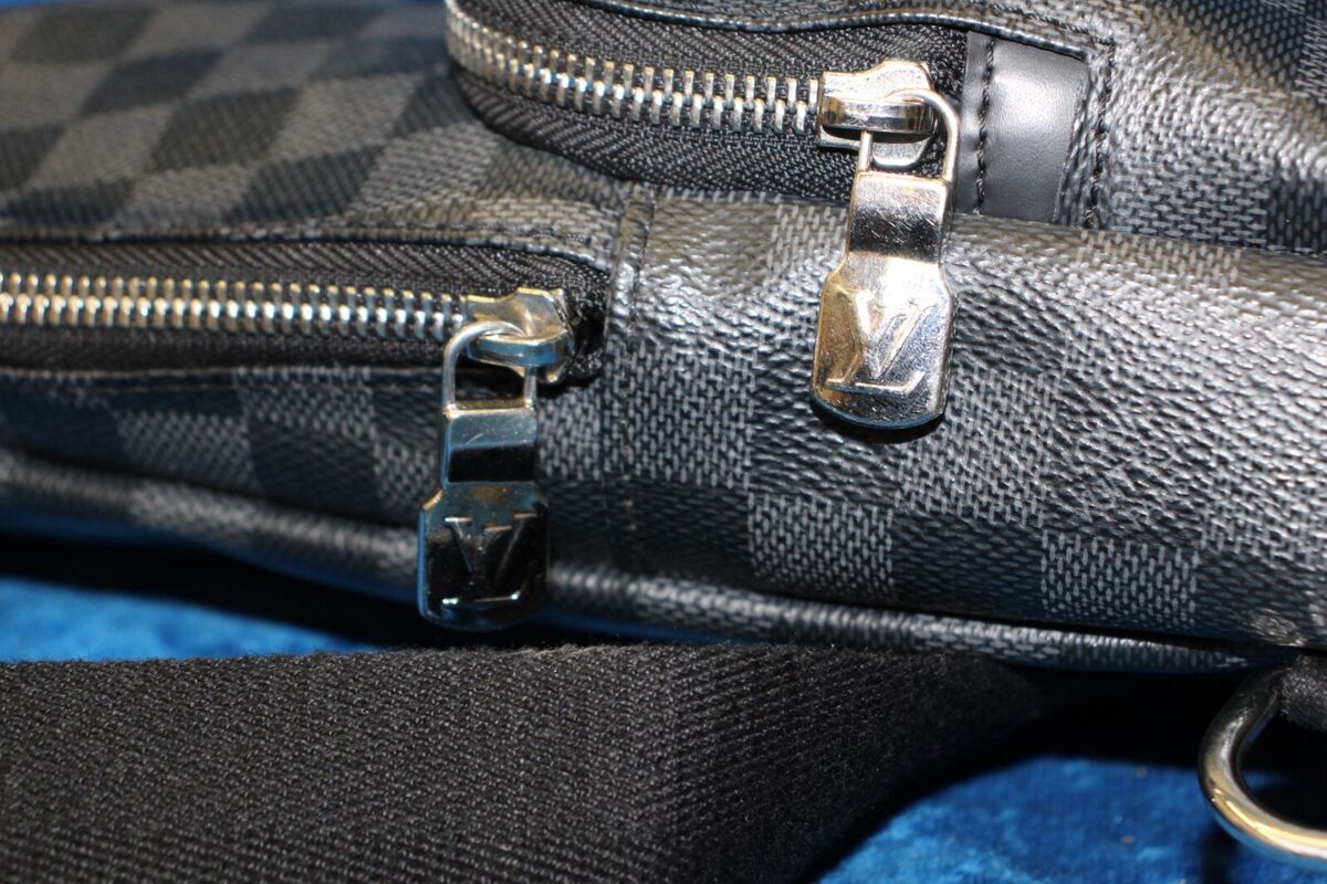 LOUIS VUITTON Damier Graphite Avenue Sling Backpack (MB0270 LOUIS VUITTON Damier Graphite Avenue Sling Backpack (MB0270