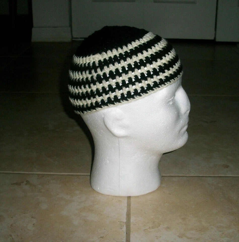 Hecho a mano Crochet RAYAS BLANCAS Y NEGRAS Gorra Calavera Kufi Gorro Sombrero Topi Harley  Foto 2 de 4