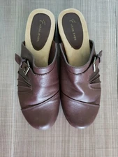 Wear Ever Nolana Brown Slip In Clog Side Buckle With Ruching Sz 9M
