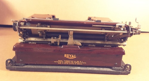 STUNNING!!! Royal Quiet Portable Typewriter Faux Wood Working Vtg Antique - Picture 5 of 11