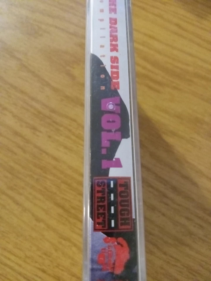 THE DARK SIDE COMPILATION Tape Cassette gangsta LES G 1996 Tested works  Foto 2 de 4