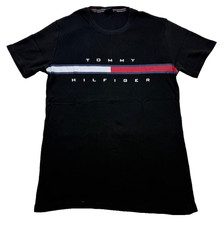 T-shirt Tommy Hilfiger da uomo nera con logo a righe e bandiera manica corta ...