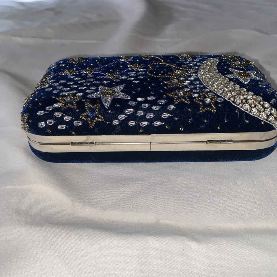 Pochette quadrata velluto celeste con perline The Met Shop Metropolitan Museum of Art - Immagine 2 di 4