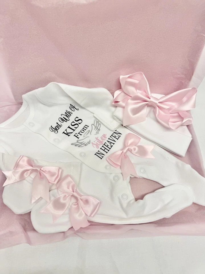 Baby Schlafanzug Mütze Handschuhe Box Set personalisiert jede Person mit Kuss Schleifen gesendet