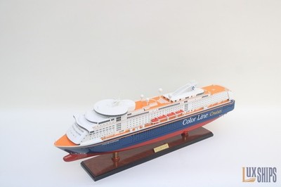 LuxShips MS Color Fantasy Kreuzfahrtschiff Modell 28 in Holznachbau montiert