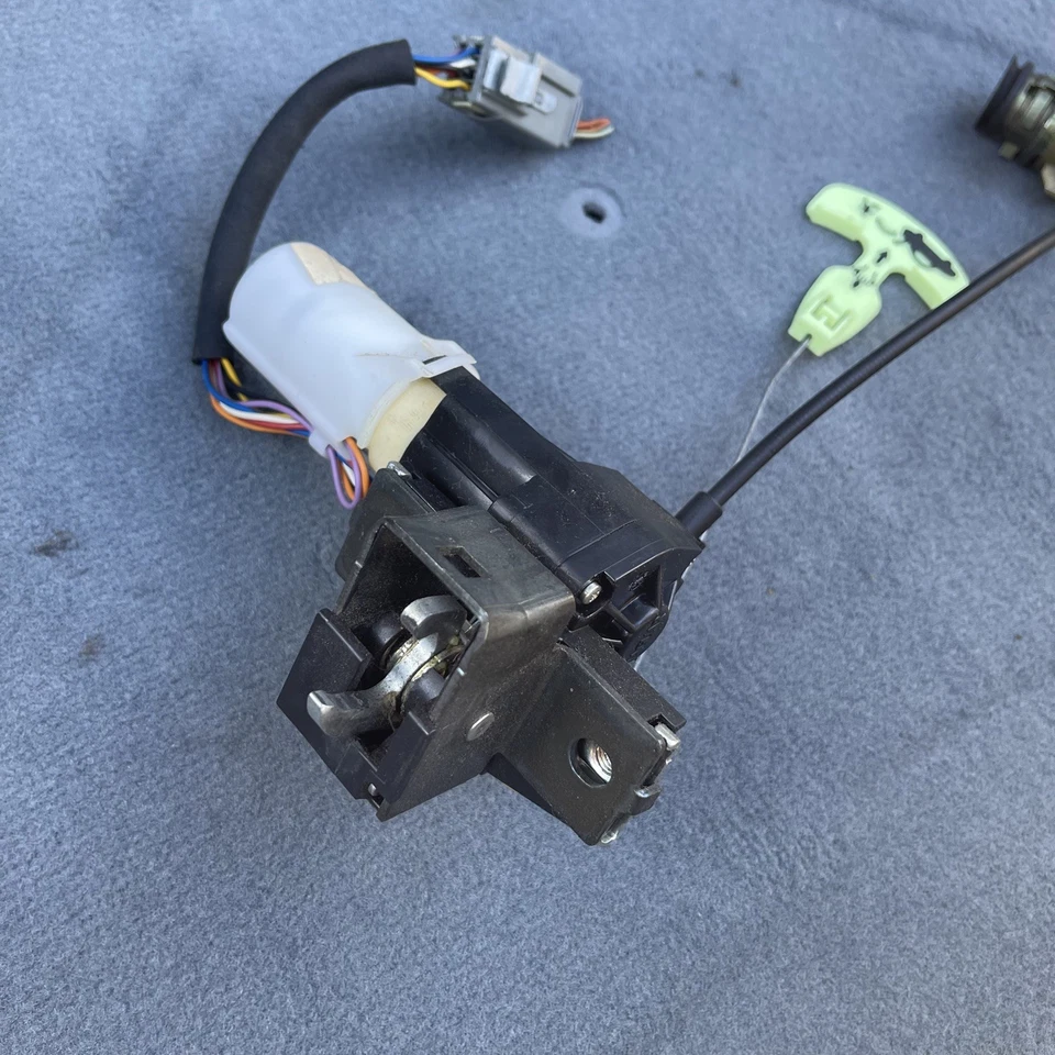 Actuador de bloqueo de maletero Jaguar XJ8 XJR 2004 2005 2006 2007 VANDEN PLAS Foto 3 de 4