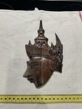 alte Holzmaske mit Gesicht und Helm - Asiatischer Stil