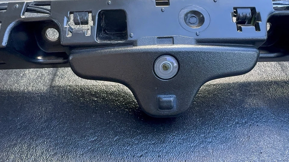 Cámara trasera utilitaria Ford Police Interceptor 2016-2019 OEM con aislador de guardabarros Foto 4 de 4