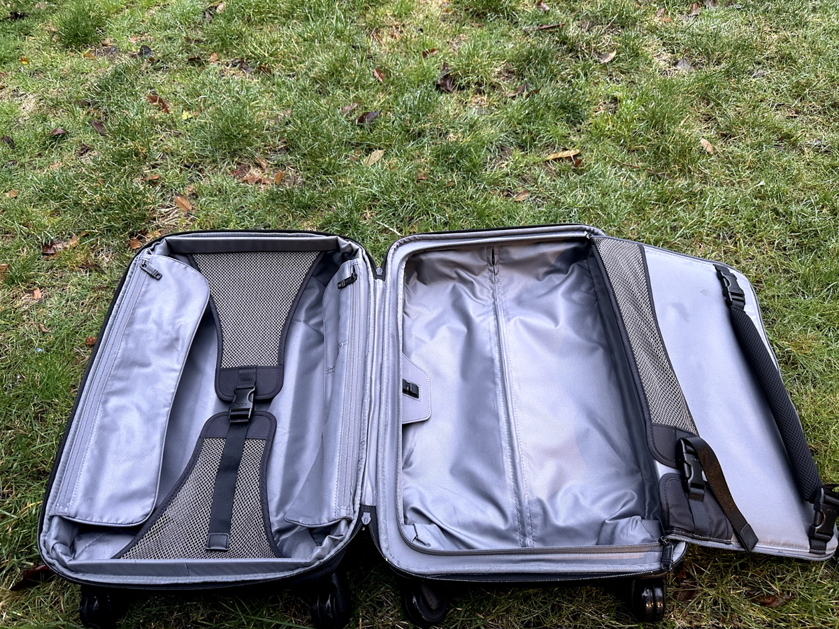 Tumi Alpha 2 International 4-Wheeled Office Carry-On 22
