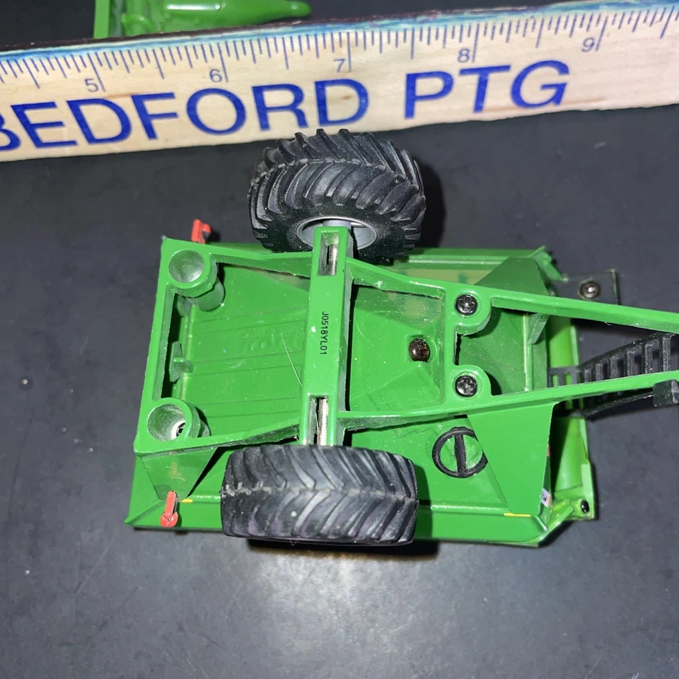 John Deere ERTL Green Die-cast Plastic 5"Toy Combine w Corn Head 1/64 FO515YL01 - Image 3 of 4