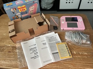 Nintendo 2DS Pack de Console et Tomodachi Life Rose (2204432) PAL FR Complet