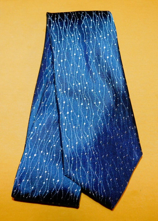 CORBATA KENNETH COLE AZUL/BLANCO LUNARES/RAYAS - NUEVA CON ETIQUETAS - CORBATAS PARA EL CUELLO - CORBATAS DE DISEÑADOR. Foto 2 de 3