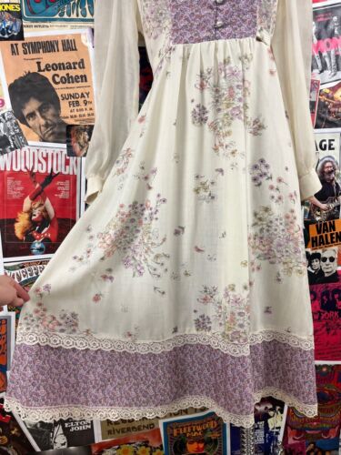 Vestido De Colección Años 70 Marfil Púrpura Floral Encaje Perla Manga Larga Cinturón Estilo Gunne Sax - Imagen 6 de 16