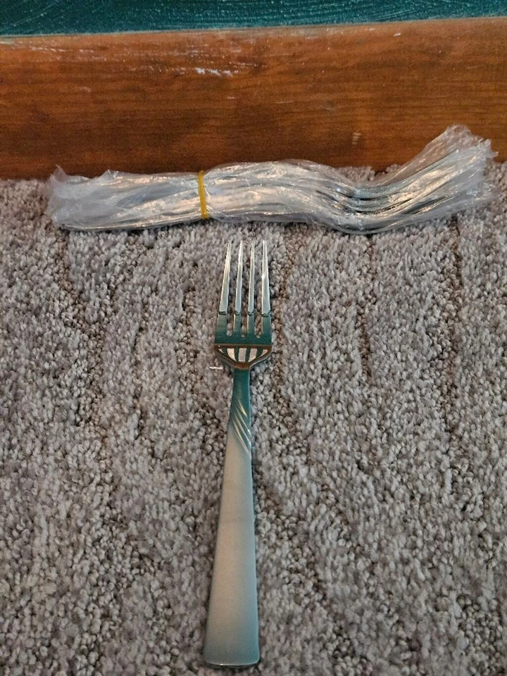 Nuevo juego de cubiertos Corelle 45 piezas en escarcha con juego de anfitriona Foto 3 de 4