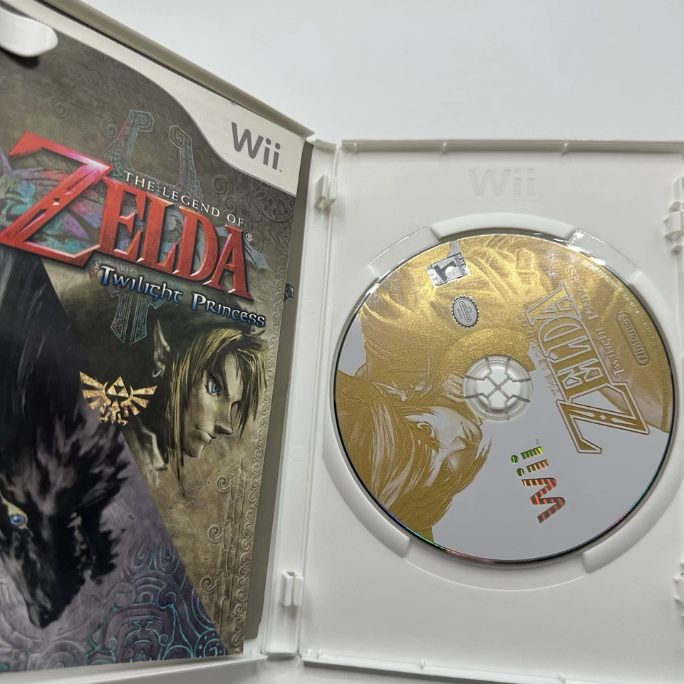 The Legend of Zelda: Twilight Princess (Nintendo Wii, 2006) CIB w/ Manual Tested - Image 3 of 4