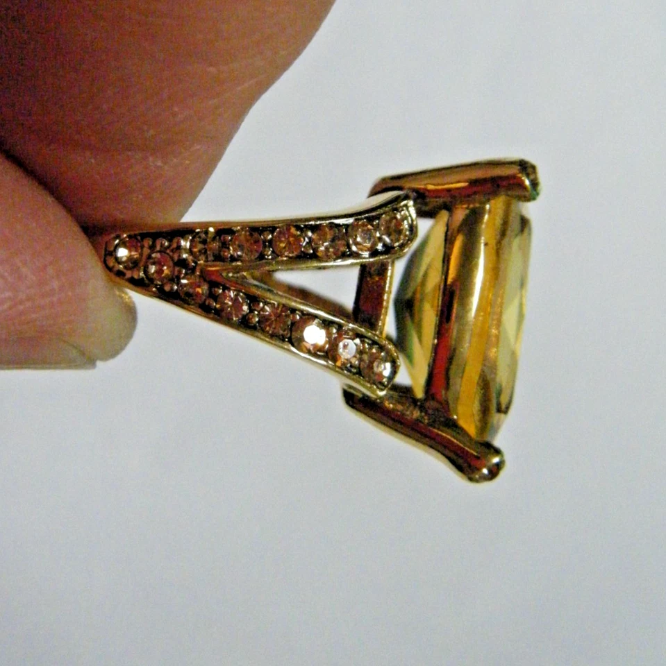 Anillo de cóctel MONET vintage grande dorado con cristal de topacio ámbar talla 7 Foto 2 de 4