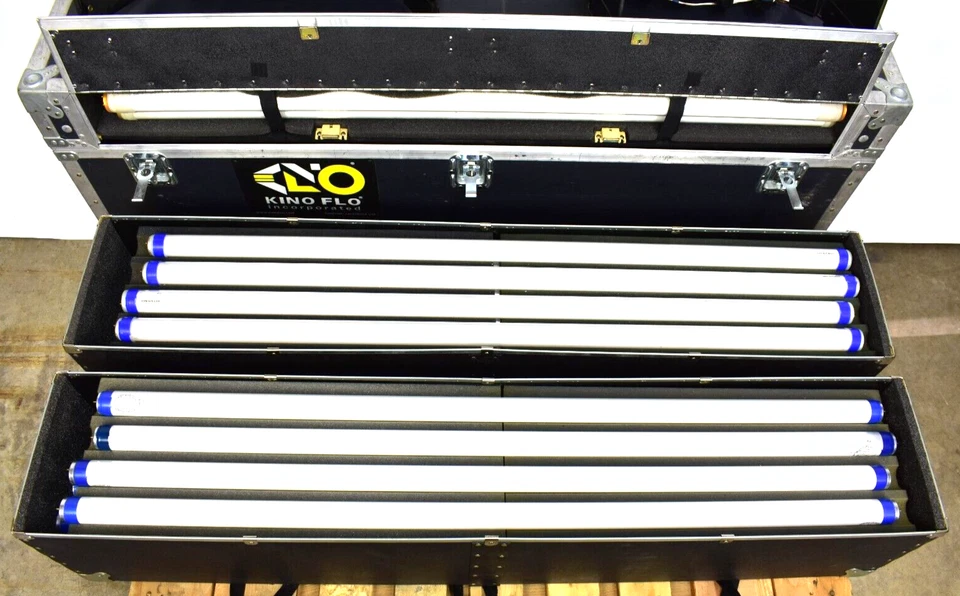 Kit de 2 cabezales Kino Flo Gaffer de 4 bancos con 50 bombillas/lámparas surtidas recubiertas de seguridad Foto 4 de 4