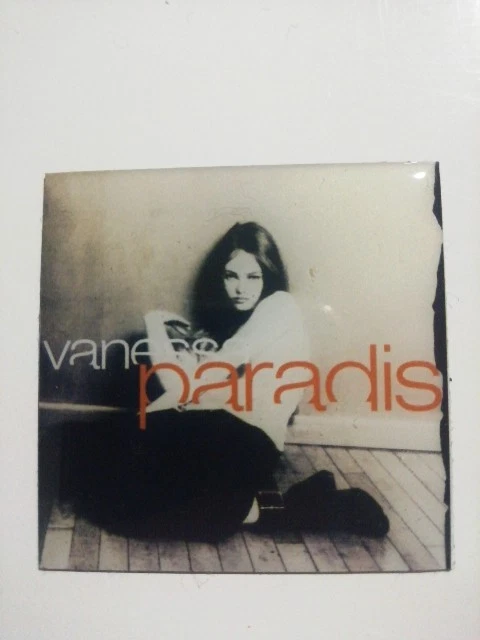 VANESSA PARADIS magnet aimant dimension environ 4,3 cm x 4,3 cm NOIR ET BLANC  - Photo 1/1
