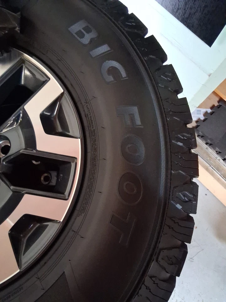 BRAND NEW RIMS 2025 TOYOTA TACOMA. TIRES LESS THAN 100 MILES ON THEM. FULL SET - Bild 4 von 4