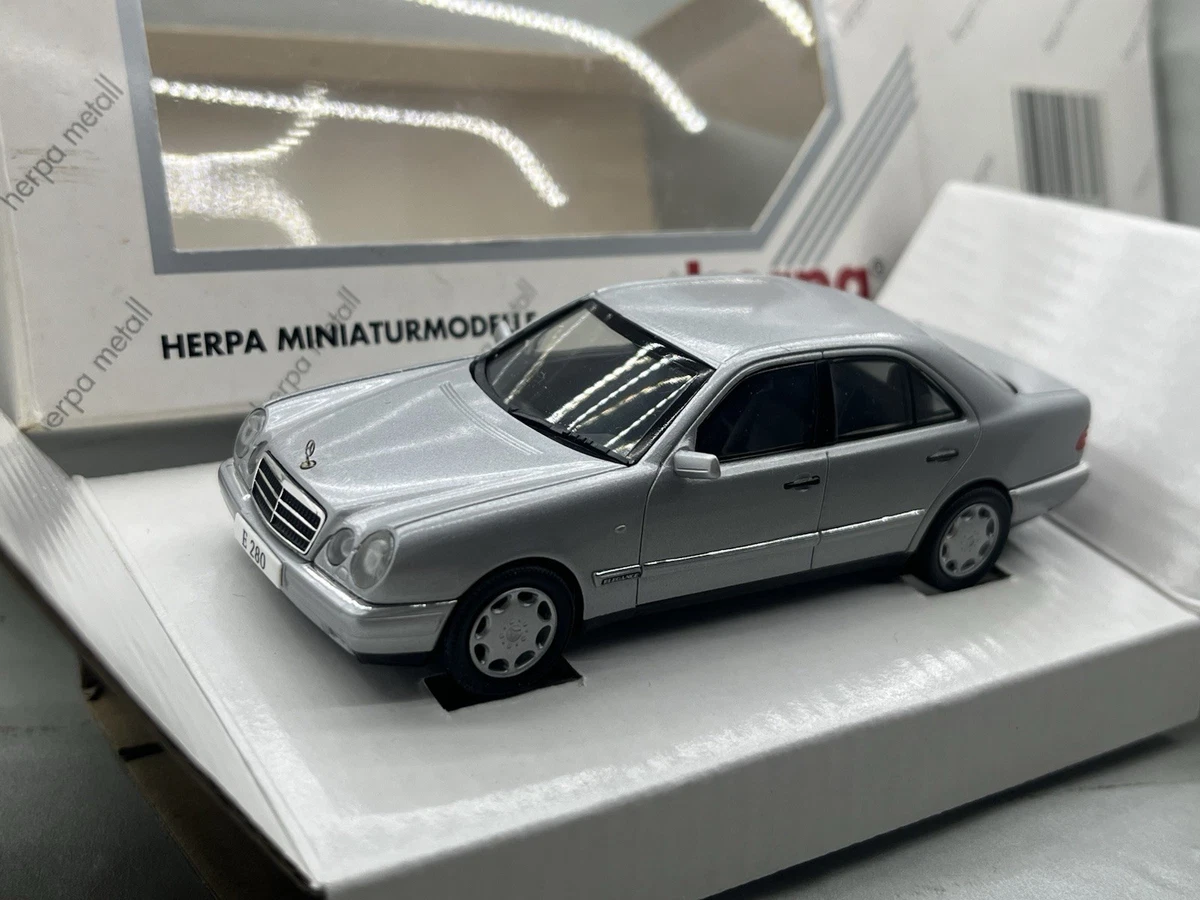Herpa 1/43 – 070218 Mercedes E320 T Notarzt – Ambulance – Diecast – Occasion