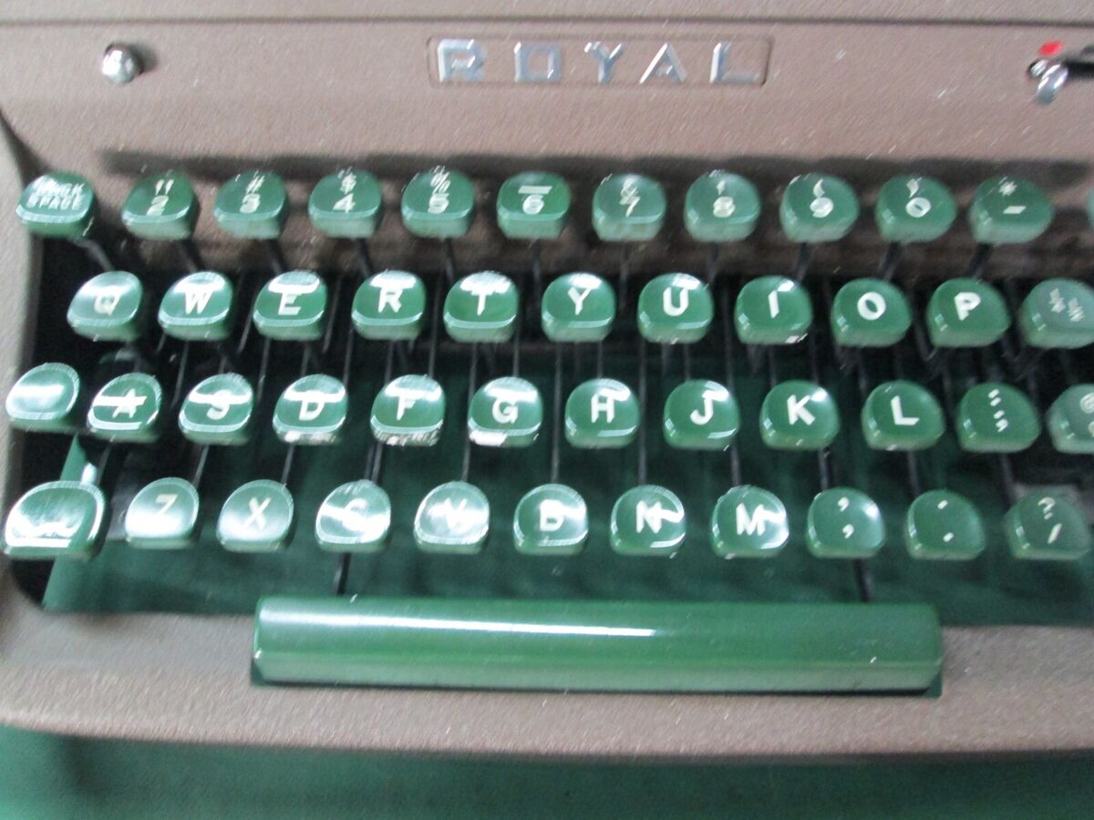 Royal Typewriter Quiet Deluxe - Green Keys. Case &Key Royal Typewriter Quiet Deluxe - Green Keys. Case &Key