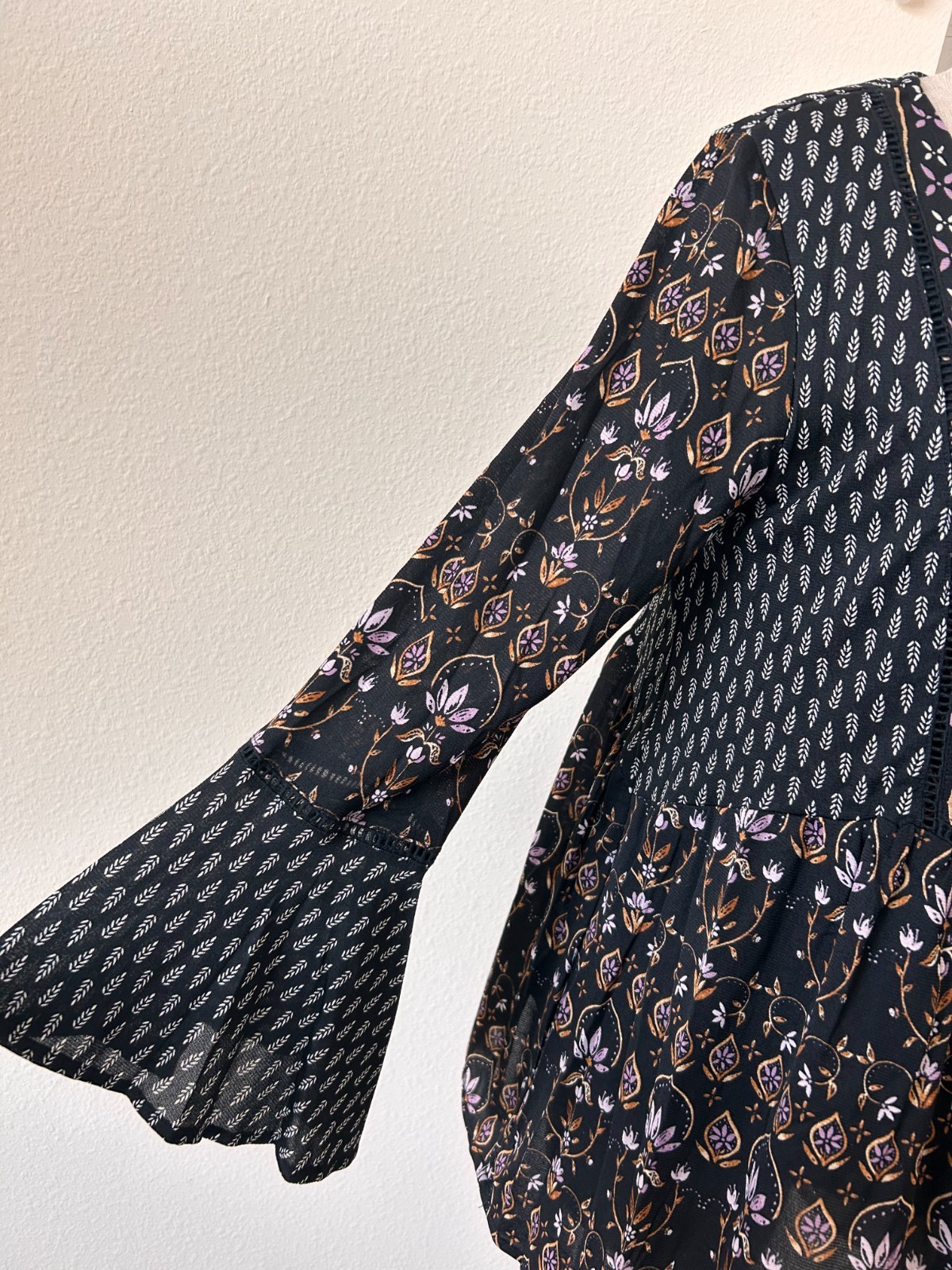 Style & Co blouse top Size M ruffled 3/4 sleeve and hem Boho V neck nylon