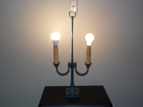 Lámpara de mesa de metal tole estilo colonial vintage 2 brazos candelabro luz de escritorio década 1940 - Imagen 4 de 11