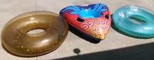 2 HO! Recreation Wedge & Sunnylife Inflatable Pool Ring disco gold